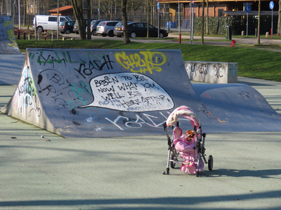 829337 Gezicht op de skatebaan vol graffiti bij de Koeriersterslaan in park Transwijk te Utrecht, met een achtergelaten ...